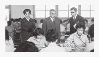 1962年、昭和天皇、皇后両陛下が株式会社福井村田製作所に行幸啓。
