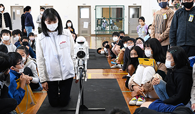Image of Murata employees visiting an elementary school to conduct a class