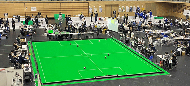 ロボカップサッカー・小型ロボット・車輪型の様子