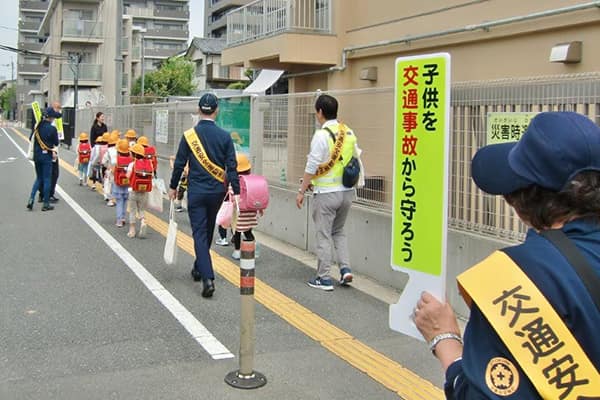下校する生徒の皆さんを見守る様子1
