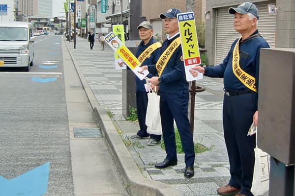 下校する生徒の皆さんを見守る様子2