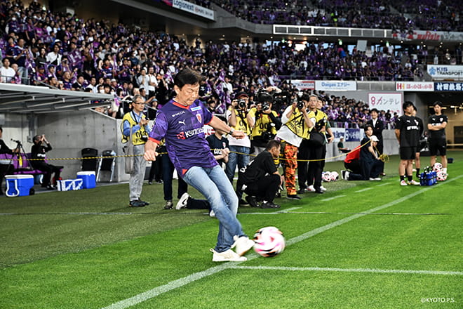キックインセレモニーでボールを蹴る中島社長