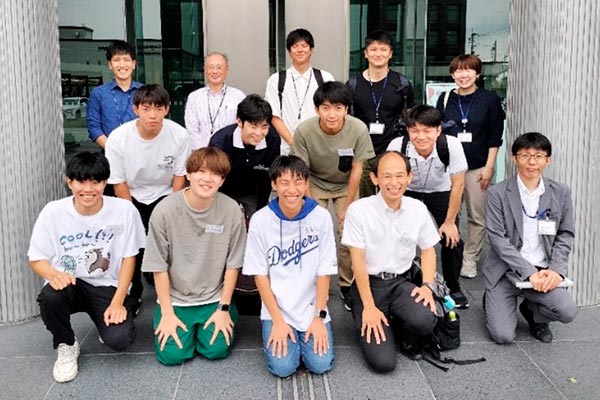 香川高専のチーム「村上らぼ&宇宙開発研究部」の皆様の会社見学会の様子1