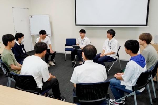 香川高専のチーム「村上らぼ&宇宙開発研究部」の皆様の会社見学会の様子3