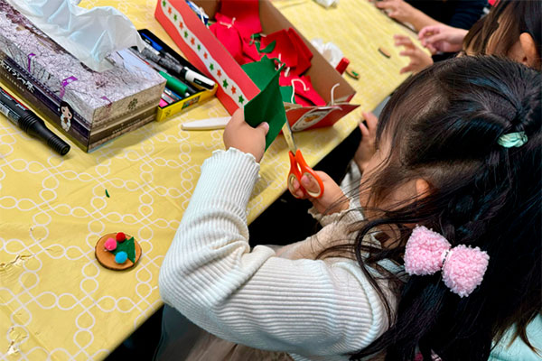 クリスマスオーナメント作り体験の様子1