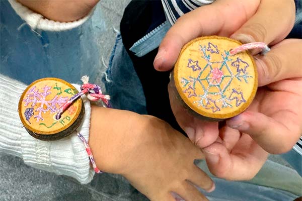 クリスマスオーナメント作り体験の様子2