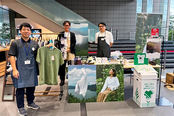 ピエクレックスを使用したアパレル製品の紹介・販売の様子