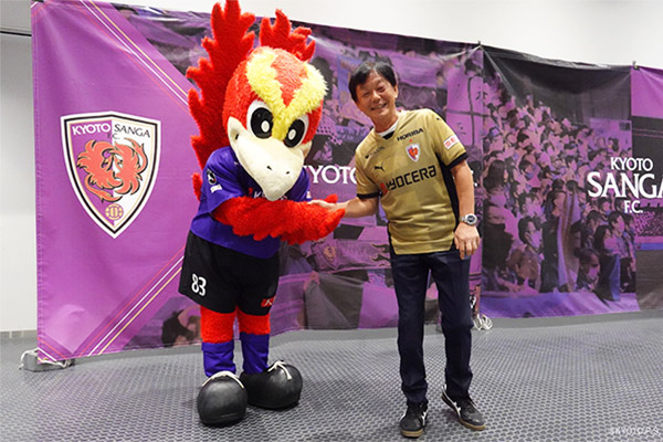 キックインセレモニーでボールを蹴る中島社長