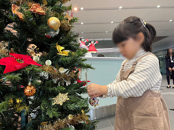 クリスマスオーナメント作り体験の様子2