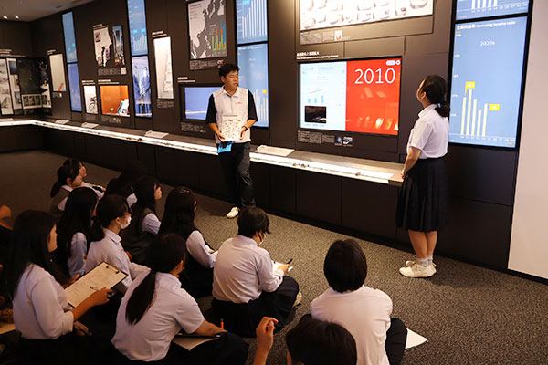 ムラタ イノベーションミュージアム見学の様子1