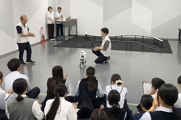 ムラタセイサク君デモンストレーション見学の様子1