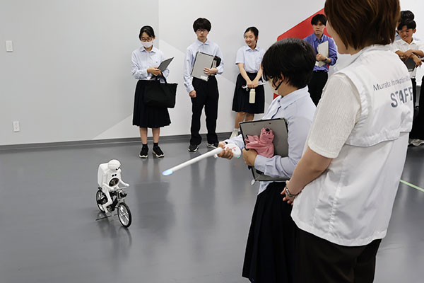 ムラタセイサク君デモンストレーション見学の様子2
