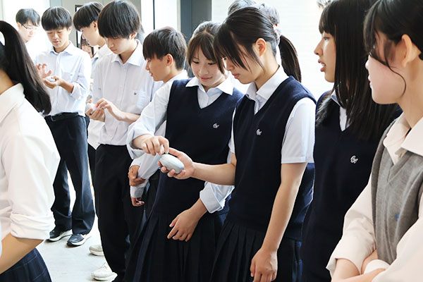 「ふしぎな石ころ“echorb（エコーブ）”」体験の様子2