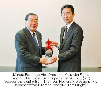 Murata Executive Vice President Yasutaka Fujita, head of the Intellectual Property Department (left) accepts the trophy from Thomson Reuters Professional KK. Representative Director Toshiyuki Tomii (right). 