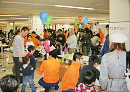 開所50周年の記念行事の一環として、2012年3月17日には八日市事業所の従業員およびその家族のへの感謝をこめて、家族見学会をおこないました。