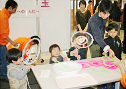 開所50周年の記念行事の一環として、2012年3月17日には八日市事業所の従業員およびその家族のへの感謝をこめて、家族見学会をおこないました。
