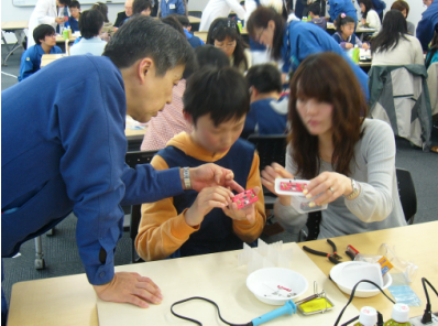 2010年3月29日 村田製作所本社で開催した「電子工作教室」の様子