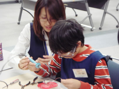 2010年11月3日 株式会社村田製作所 東京支社で開催した「電子工作教室」の様子