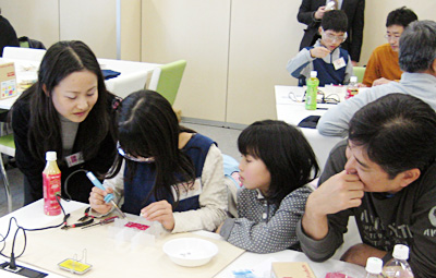 2010年12月23日 ムラタエレクトロニクス本社で開催した「電子工作教室」の様子