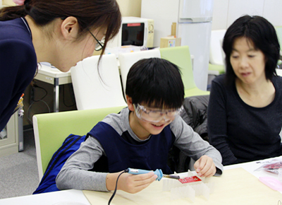 2011年11月23日 ムラタエレクトロニクス 本社で開催した「電子工作教室」の様子