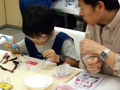 2013年3月20日 株式会社ムラタエレクトロニクス 本社で開催した「電子工作教室」の様子
