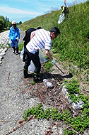 土手にはゴミが沢山!