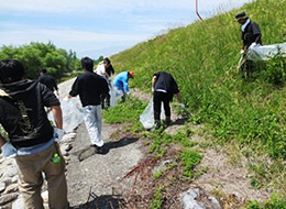 土手にはゴミが沢山!