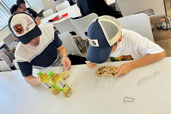 非常食の試食風景