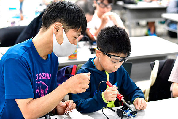 夏休みおもしろ技術と子どものふれあい教室の様子2