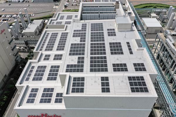 敷地内建屋の屋上に太陽光パネルを設置している写真2