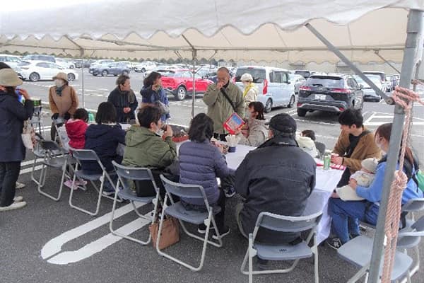 椿茶を飲む様子