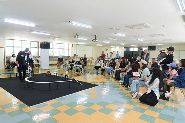ムラタセイサク君のデモンストレーションの様子