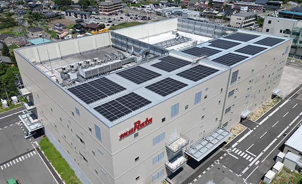 工場の屋根に設置されている太陽光パネル