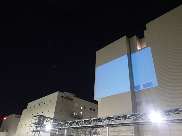 社屋壁面のパープルライトアップの様子