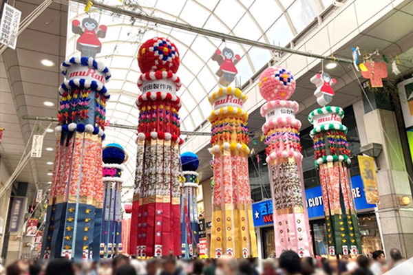 商店街に掲げられた飾りの様子