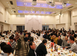 飲んで食べておしゃべりしたり