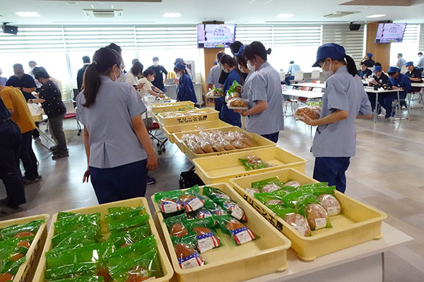 若葉園様のパン・お菓子販売会の様子１