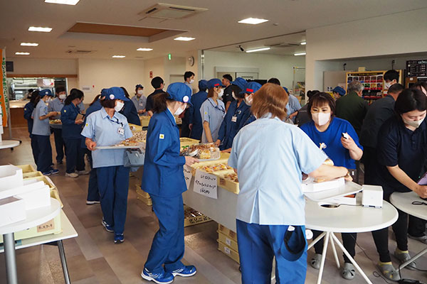 若葉園様のパン・お菓子販売会の様子2