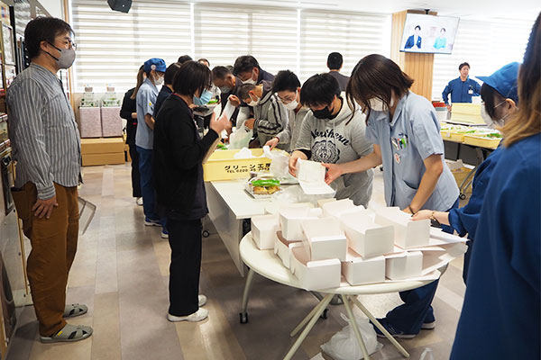 若葉園様のパン・お菓子販売会の様子3