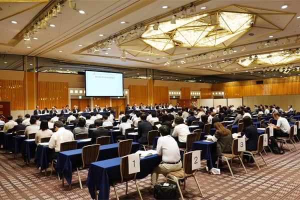研究助成金贈呈式の様子1