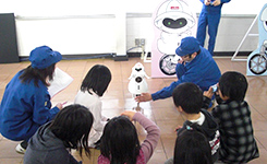 子どもたちの興味津々なまなざしに私たち社員も説明に力はいります! !