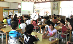 近隣の小学校へ出前環境学習に行ってきました。